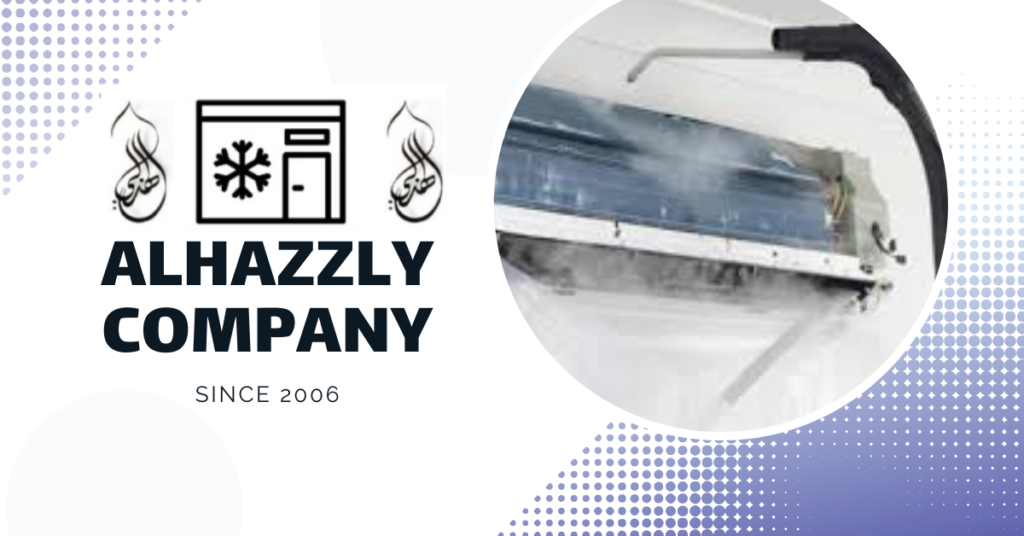 فني يقوم بصيانة مكيف سبليت في احدي المنازل بمنطقة مكة المكرمة