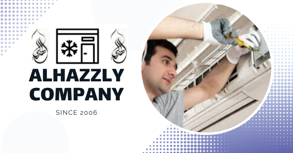 فني يقوم بتركيب مكيف في منطقة مكة