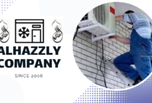 فني يقوم بصيانة مكيف بمكة