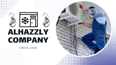 فني يقوم بصيانة مكيف بمكة