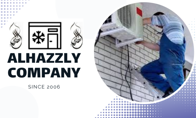 فني يقوم بصيانة مكيف بمكة